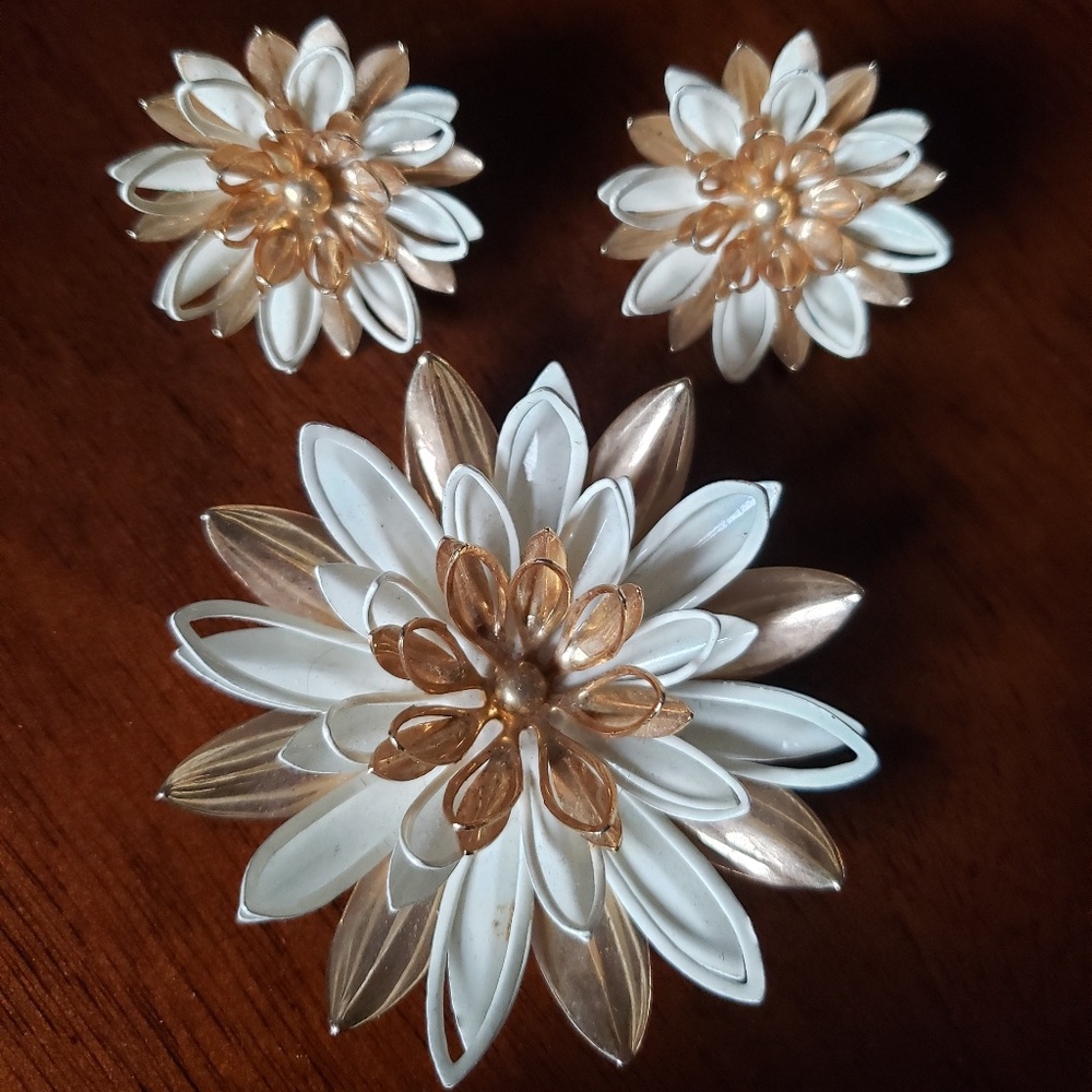 SarahCoventry Flower 3D Water Lily Enameled Brooch